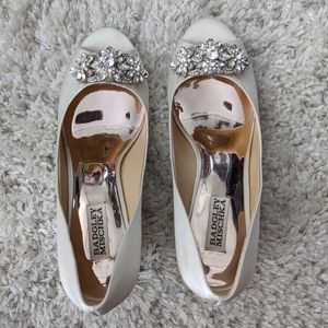 NWT 9M Badgley Mischka white wedge heels